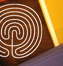Grafik: Ein labyrinthischer Kreis umgeben von Buchdeckeln
